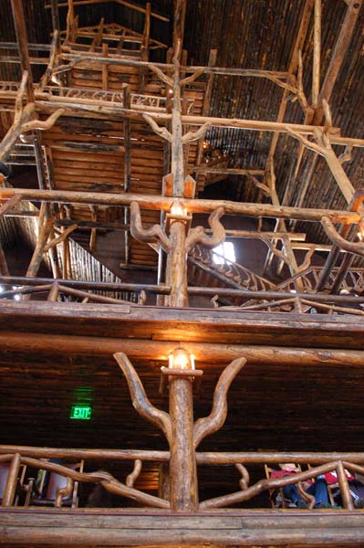 USA - Yellowstone - World's biggest log cabin (1).jpg