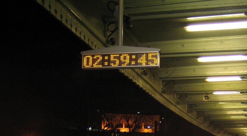 Clock at Katoomba station.jpg